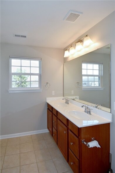 Building Photo - 616 Edison Dr