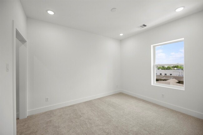 Building Photo - 870 W Little York Rd