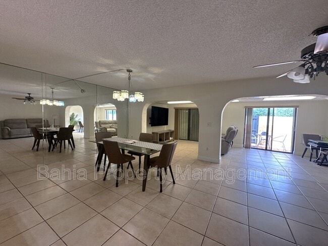 Building Photo - 3730 Alcantara Ave