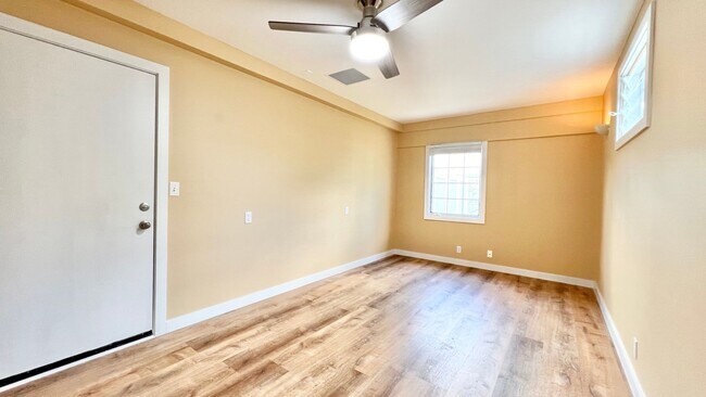 Building Photo - RARELY AVAILABLE 3 BEDROOM NEAR BEACH