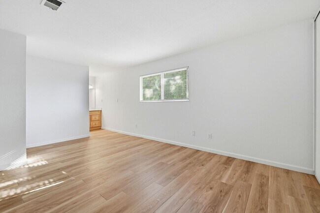Building Photo - Spacious 4-bedroom 2-Bath in Desirable Area in Walnut Creek!