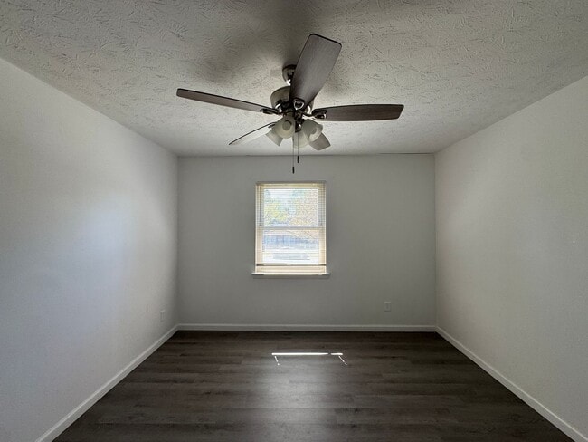 Building Photo - Charming 3 Bed 2 Bath Home with Fenced Yard