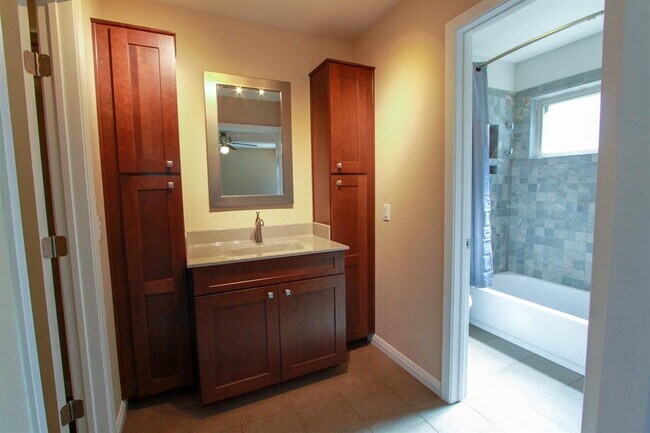 Building Photo - 10705 Doering Ln