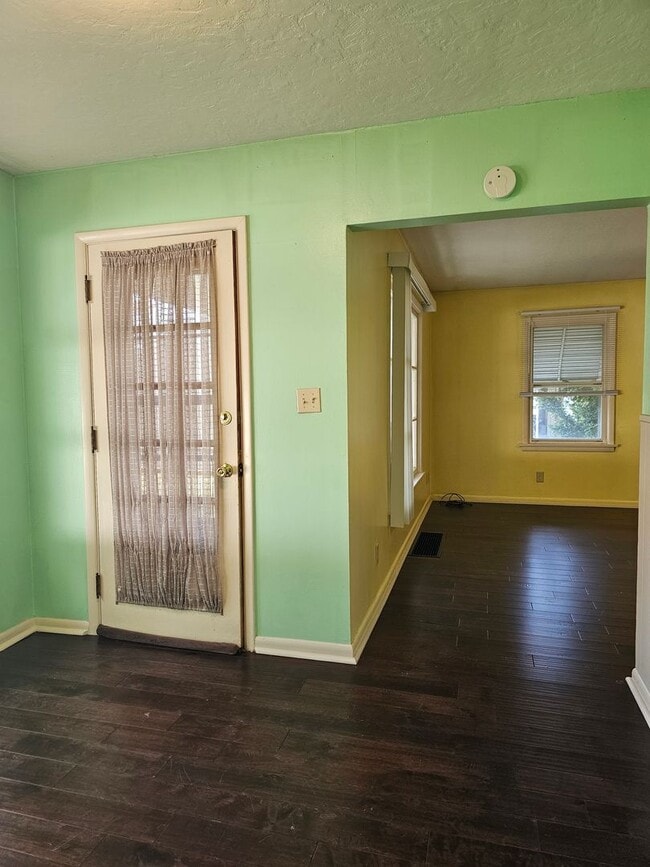 Building Photo - Cozy Fostoria Home