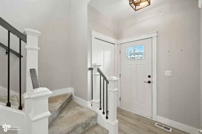 Building Photo - Charming & Updated 4BD/2.5BA!