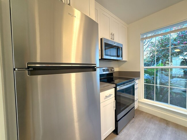 Building Photo - Spacious & Bright 3-Bedroom Condo in Menlo...