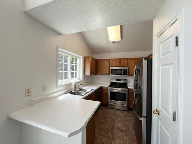 Building Photo - 1348 Beacon Village Dr