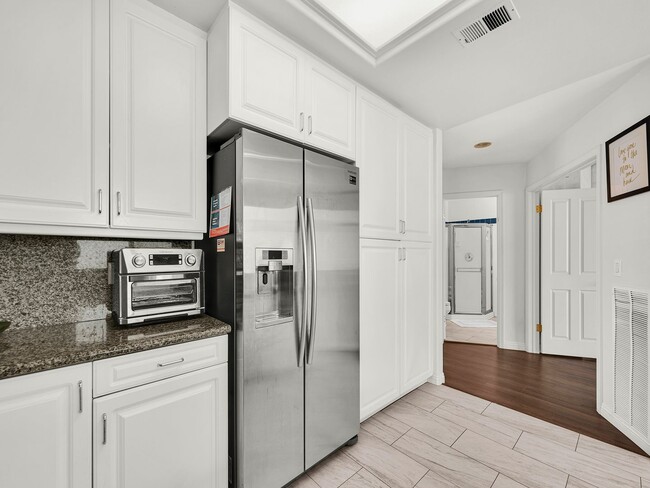 Building Photo - LOVELY POINTE AT MALIBU CONDO!