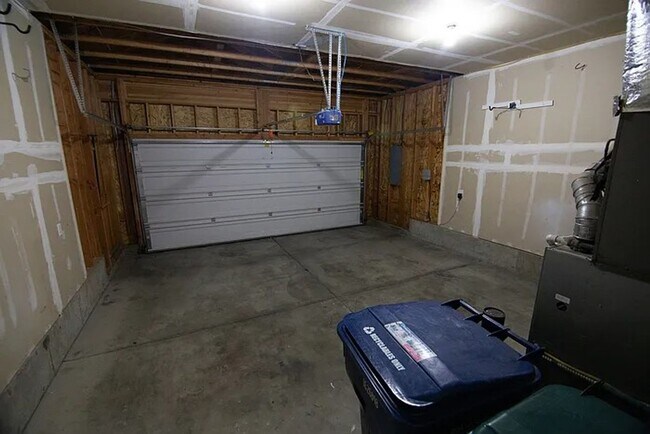 Building Photo - Charming 3-Bedroom Single-Level Home on Sp...