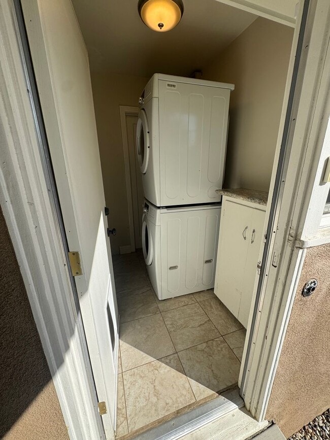 Building Photo - 2 bedroom | 1 bathroom | Tahoe Park single...