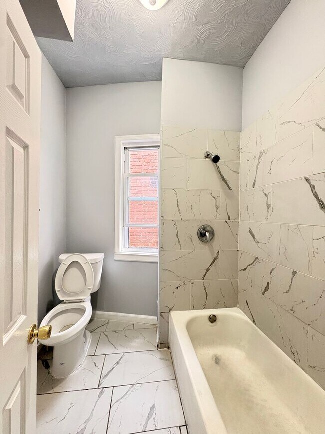 Building Photo - Charming 3-Bedroom Townhome with Classic C...