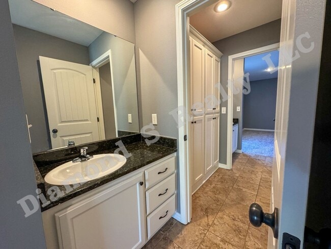 Building Photo - Updated 4 Bed Duplex close to MSU and Down...