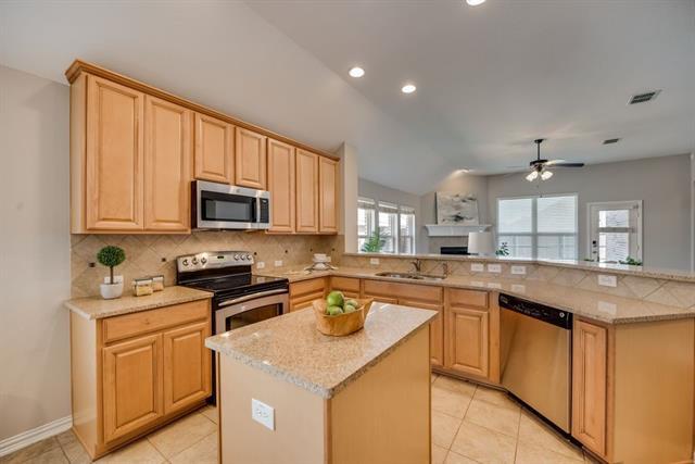 Building Photo - 2609 Lake Ridge Dr