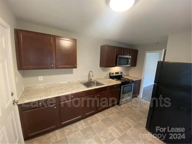 Building Photo - 720 E Pine St