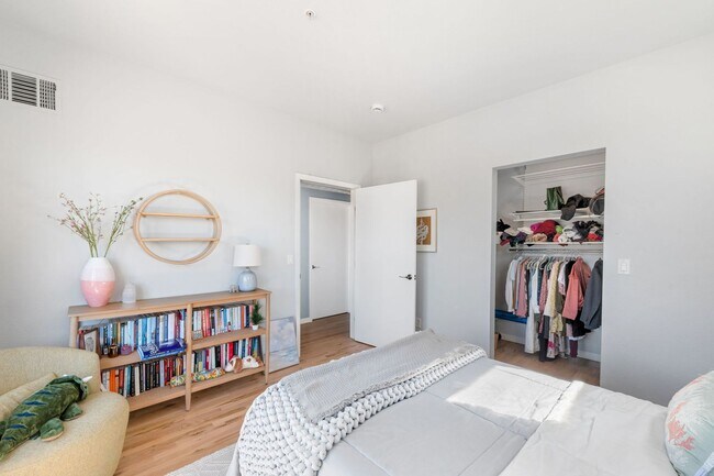 Building Photo - 2BD, 2BA Corner Unit Condo in Lowry