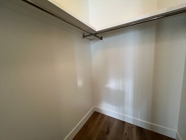 Building Photo - Renovated 2 Bedroom 1 Bathroom Unit!