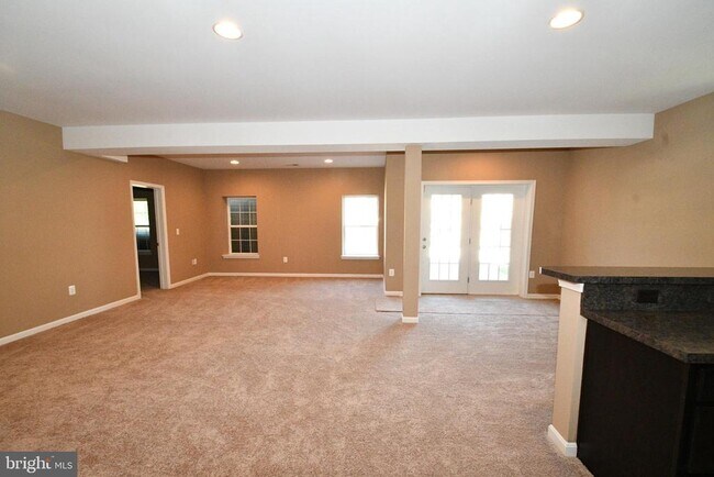 Building Photo - 9 Latham Ln