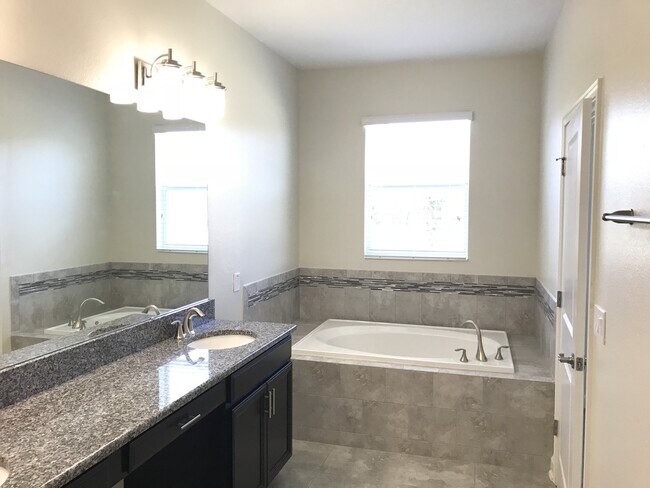 Building Photo - NEWER 3/2 Plus Den Home at The Oaks in Mos...