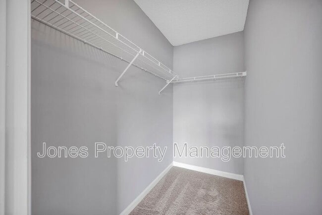 Building Photo - 301 Country Club Dr NE