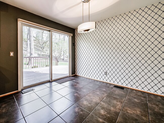 Building Photo - Welcome to this spacious single-family hom...