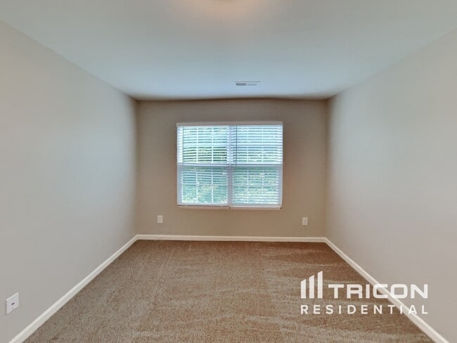 Building Photo - 570 Clear Meadow Dr