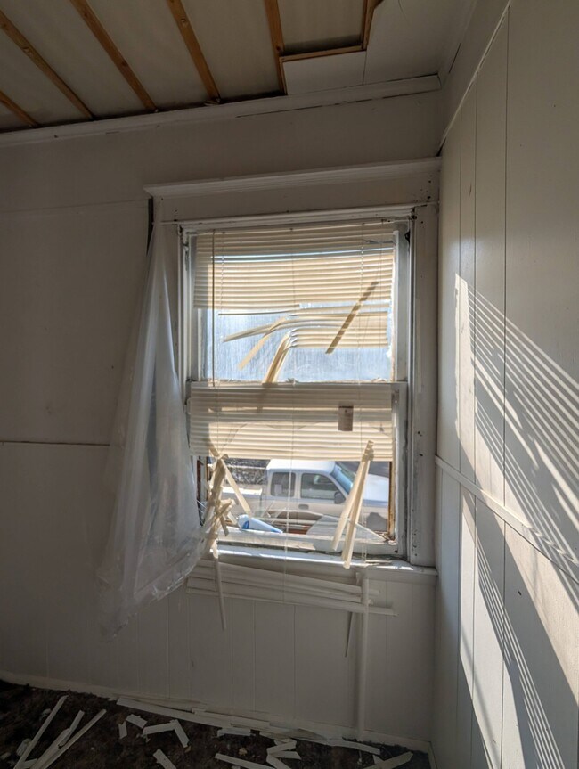Building Photo - 422 S Louisa St