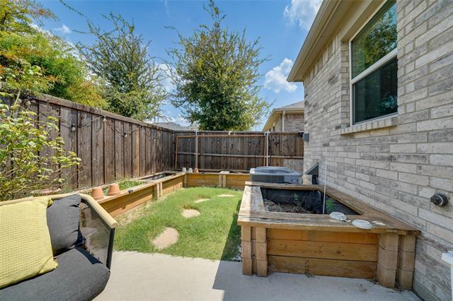 Building Photo - 405 Club House Dr