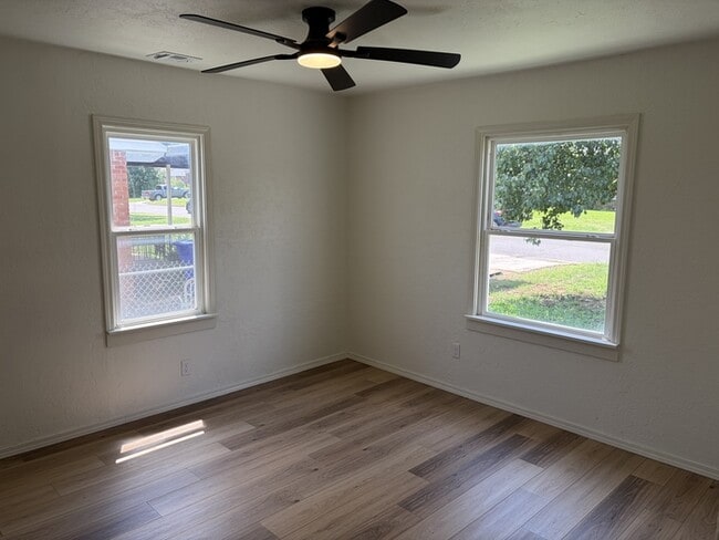 Building Photo - 411 E Showalter Dr