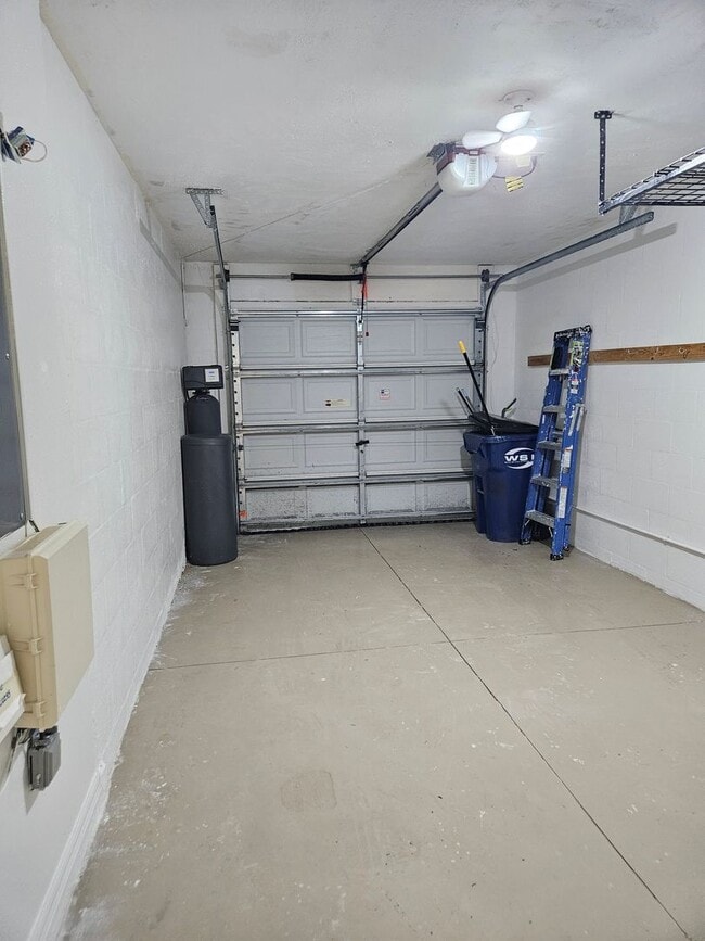 Building Photo - Stunning Fully Renovated Townhouse for rent in Land O' Lakes – Your Dream Home Awaits!