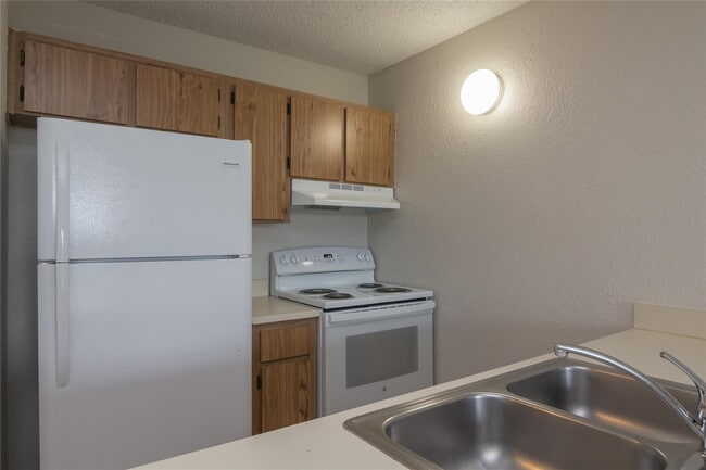 Building Photo - 2701 Riverside Dr