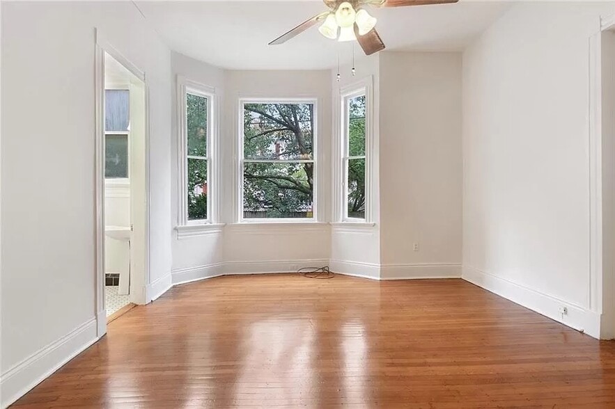 2ND/MIDDLE BEDROOM HAS BAY WINDOWS FACING SHORT STREET. FULL ENSUITE BATH SHARED WITH THE 1ST/FRONT - 8 Neron Pl