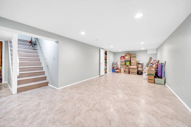 Building Photo - 105 Indianwood Dr