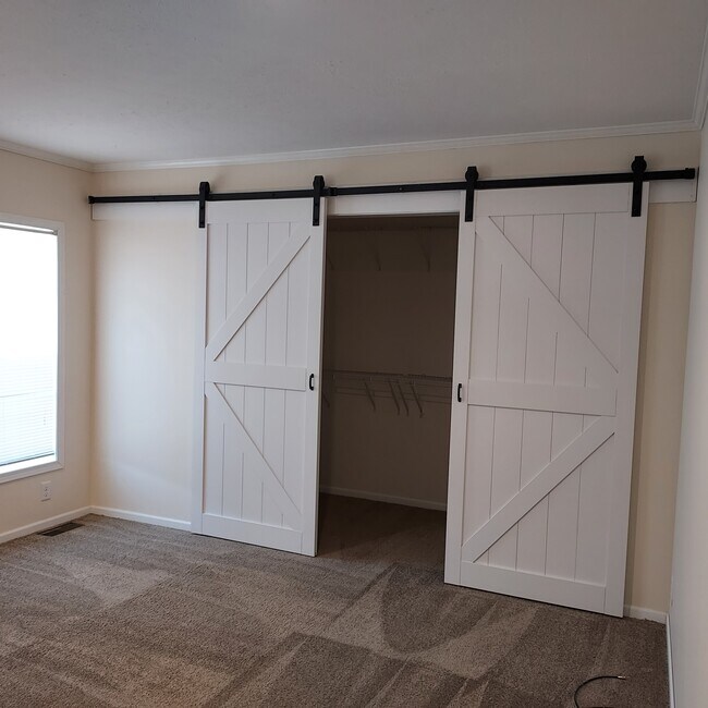 Building Photo - 6438 Hamlet