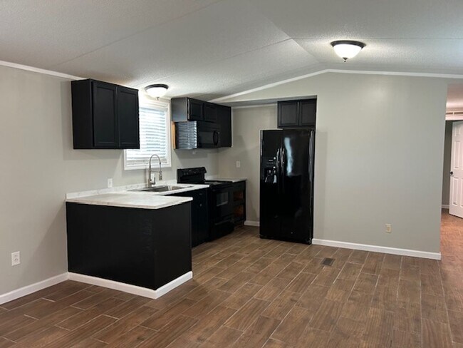 Building Photo - Country Living in Lowndes county