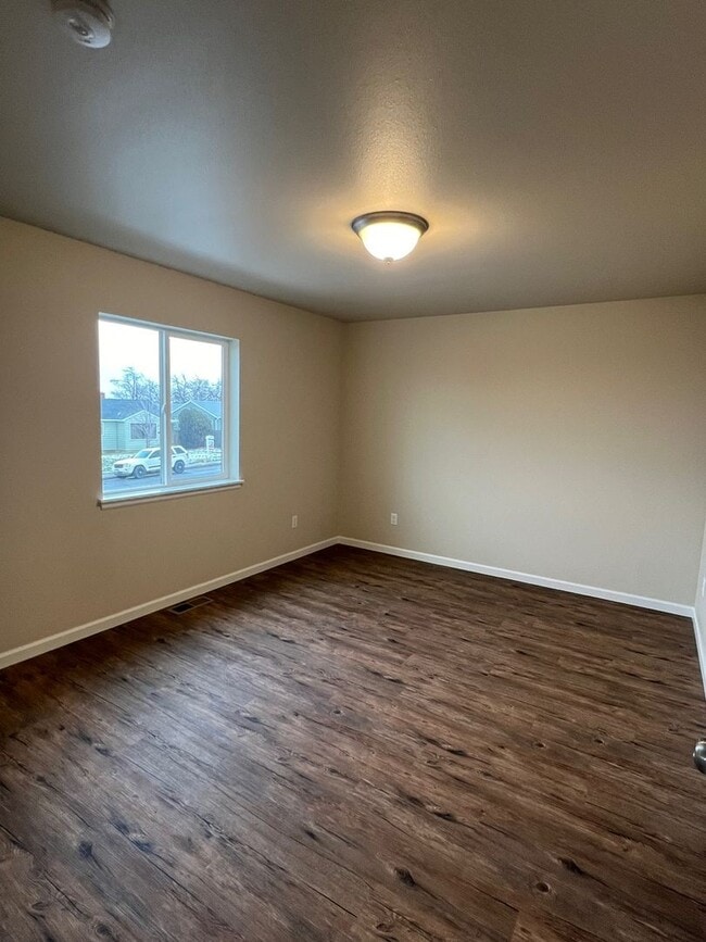 Building Photo - 3 Bedroom Charming Duplex