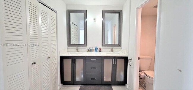 Building Photo - 3731 N Country Club Dr