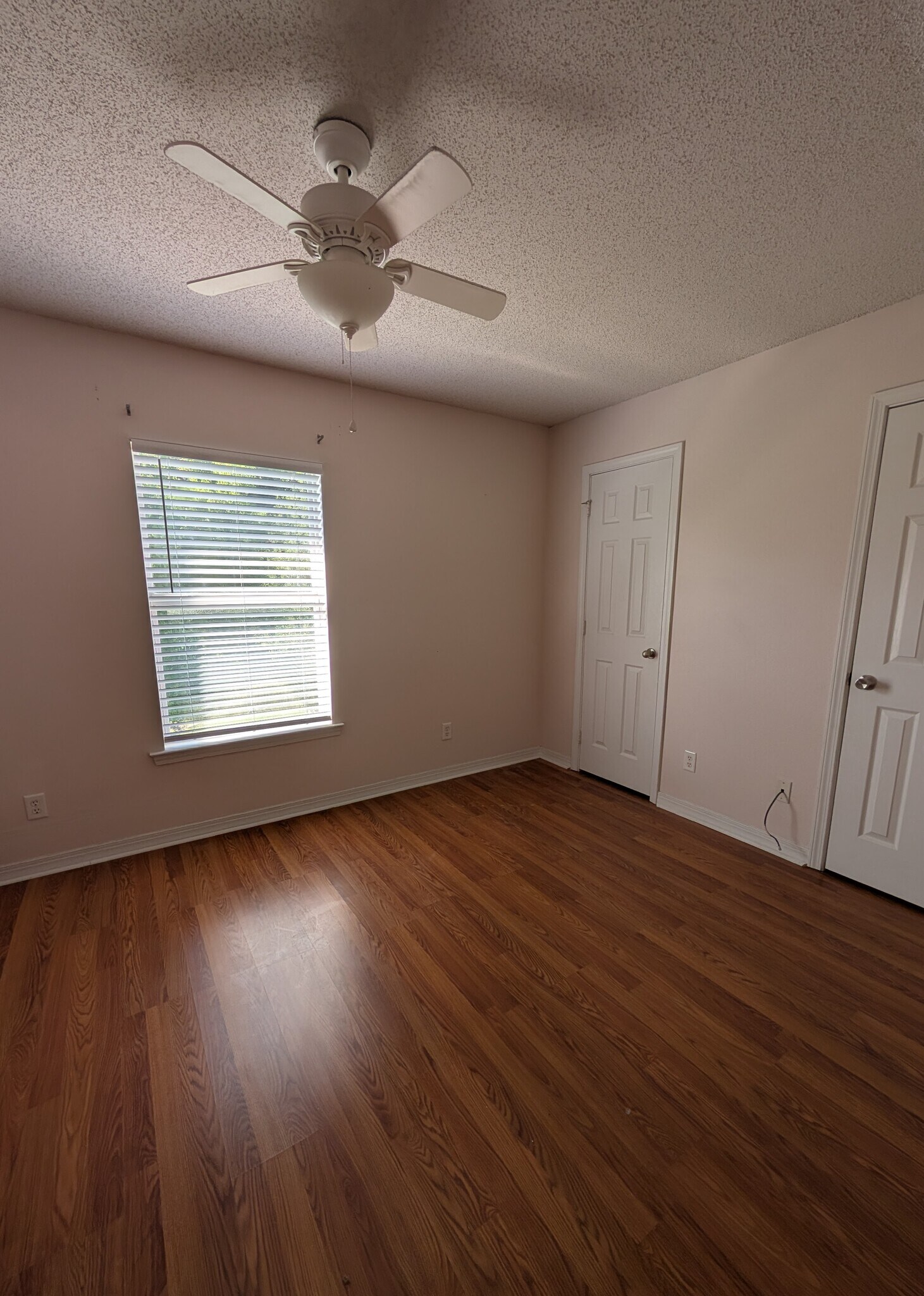 Guest bedroom 1 - 2011 Dylan Dr