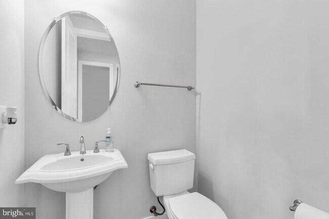 Building Photo - 41919 Spring Air Dr