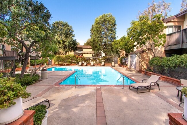 Building Photo - Private 2-bed/2-bath, Corner Location Cond...