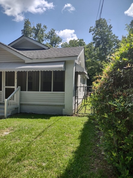 Building Photo - 319 Railroad St