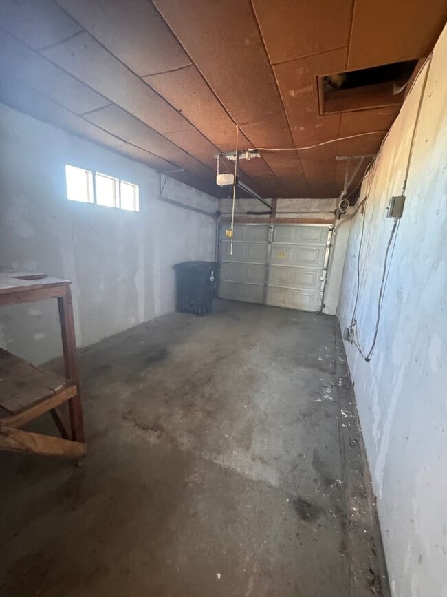 Building Photo - Single Family Residence