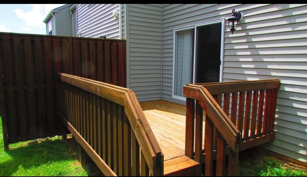 Building Photo - 720 Oaktree Blvd