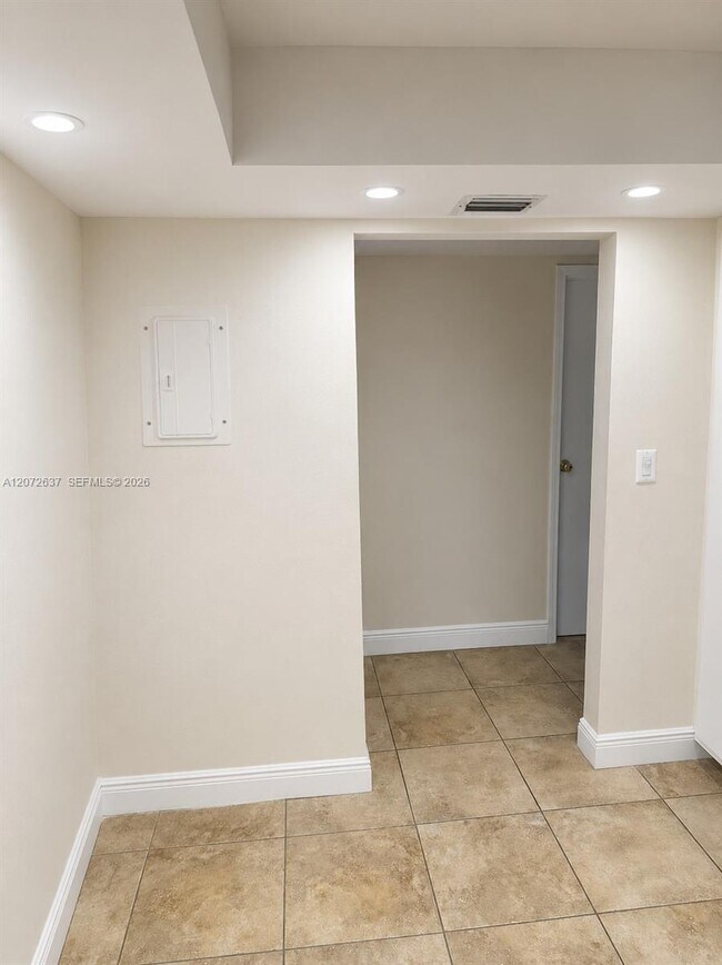 Building Photo - 600 Parkview Dr