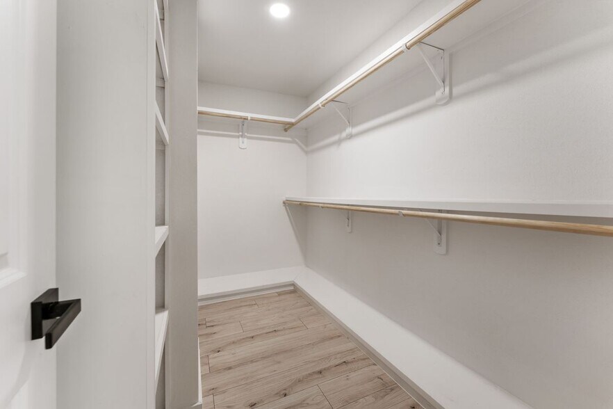 Building Photo - 9919 Golden Sunshine Dr