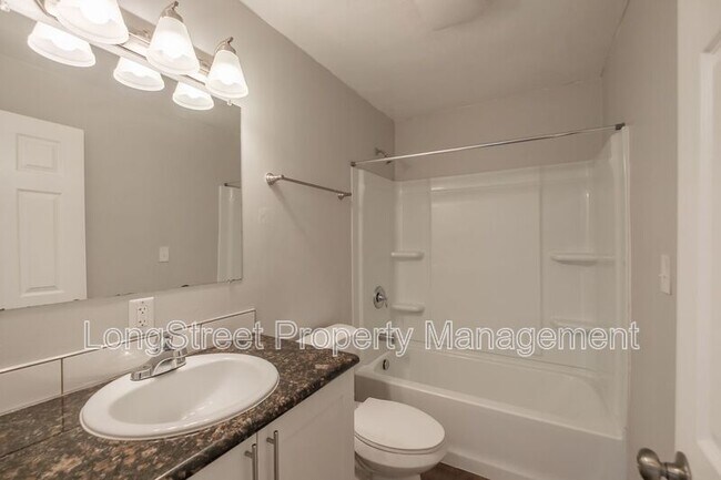 Building Photo - 208 SE 5th Ave