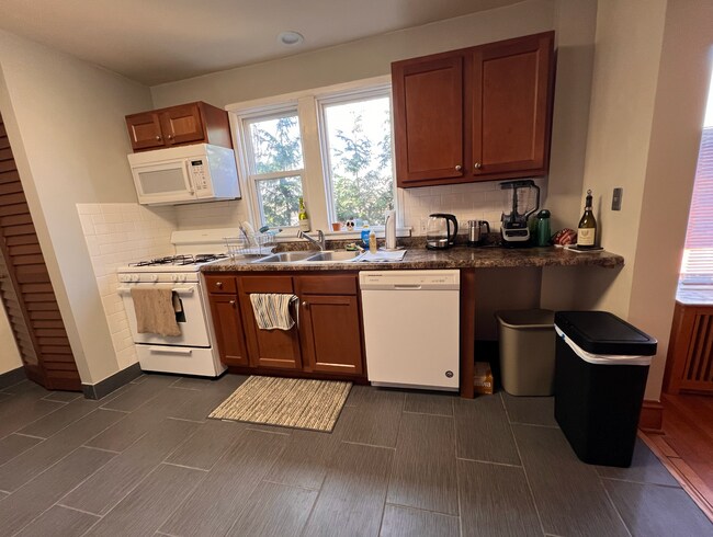 Building Photo - Move In July 1st 2026! 2 Bedroom 2 bath - Pet's OK - Wilmette
