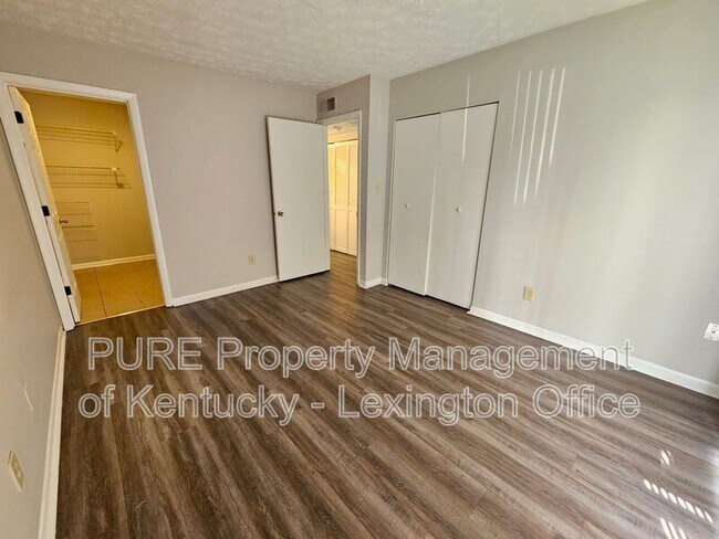 Building Photo - 3772 Camelot Dr