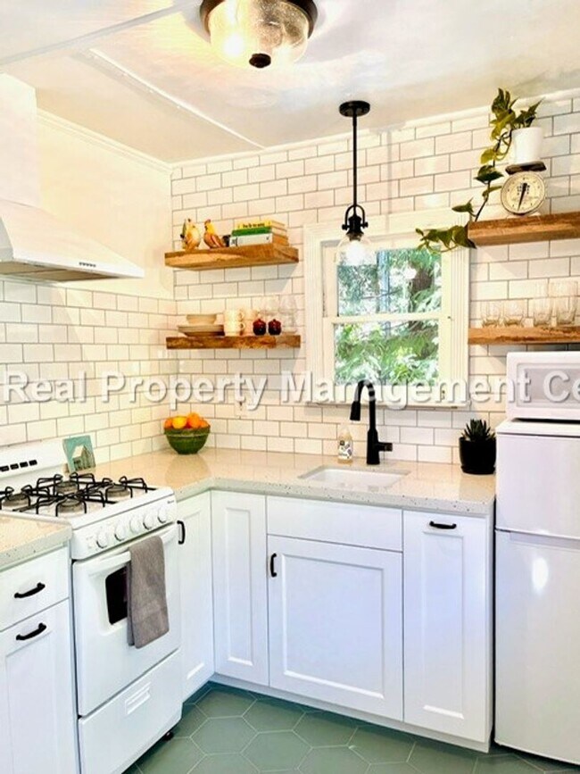 Building Photo - AVAILABLE NOVEMBER - Unfurnished 1 Bed / 1...