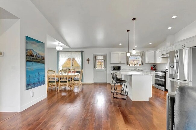 Building Photo - Beautiful 4 bed 2 bath on 1.37 acres in Co...