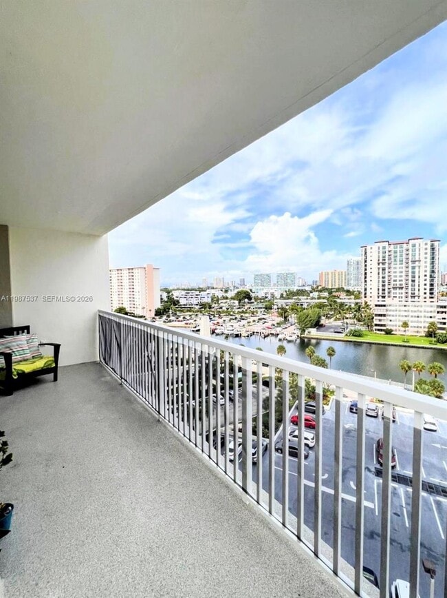 Building Photo - 300 Bayview Dr
